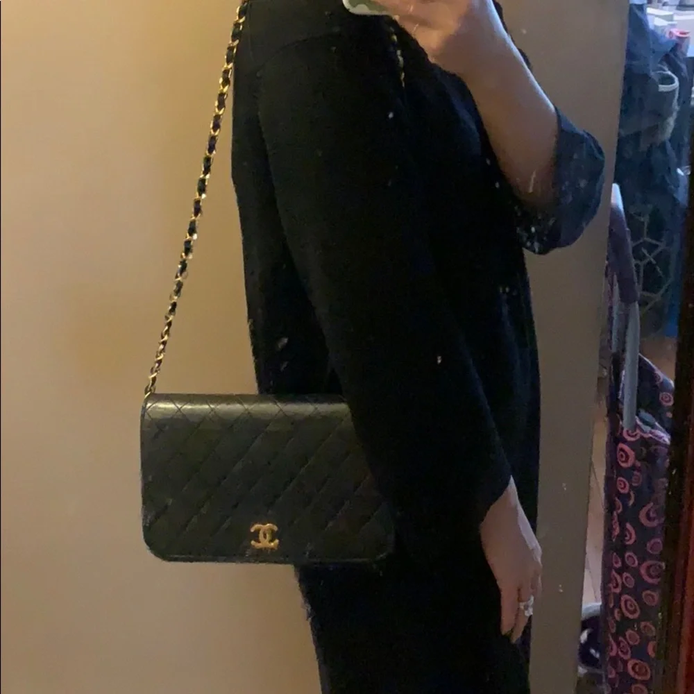 *Authentic* Chanel Vintage Chain Shoulder Flap Bag - Picture 12 of 15